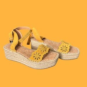 Women’s yellow gold sandal, lightly used